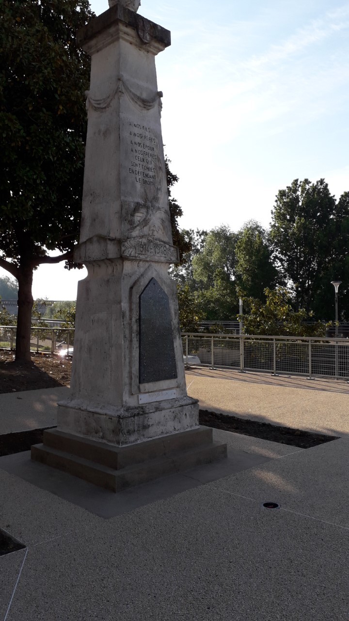 Parvis du monument aux morts de Saint-Pierre de Gaubert